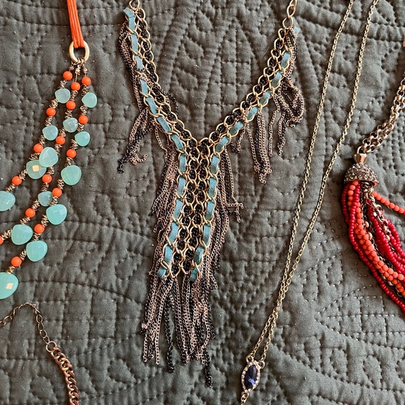 Bundle of 8 necklaces some chunky, some long, some short/choker - Picture 9 of 10